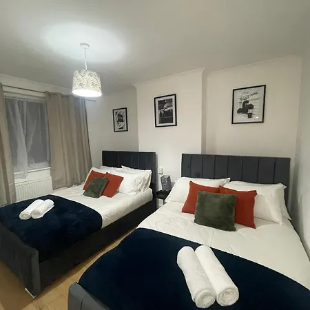 Stunning 5 Bed House With Pool Table And Off Street Parking