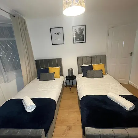Holiday home Stunning 5 Bed House With Pool Table And Off Street Parking Welling