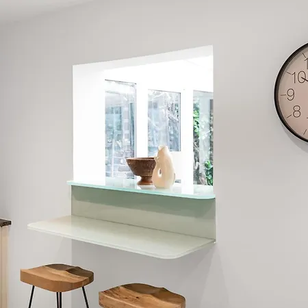 Stylish 2 Bed 2 Bath - Private Garden Apartment *