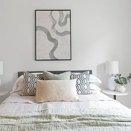 Stylish 2 Bed 2 Bath - Private Garden Apartment