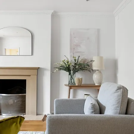 Stylish 2 Bed 2 Bath - Private Garden