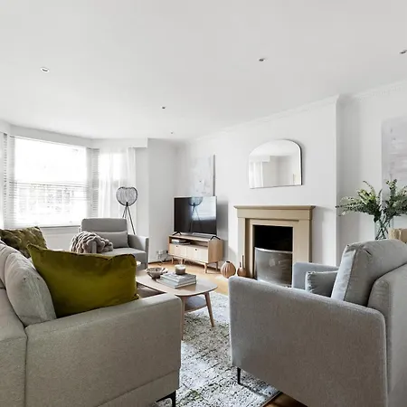 Stylish 2 Bed 2 Bath - Private Garden London