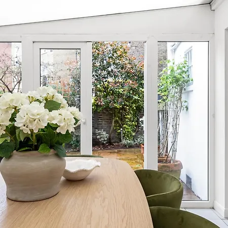 Stylish 2 Bed 2 Bath - Private Garden Apartment *