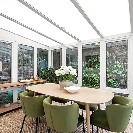 Stylish 2 Bed 2 Bath - Private Garden Apartment