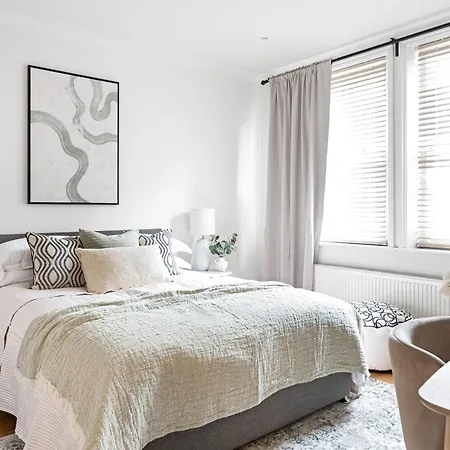 Stylish 2 Bed 2 Bath - Private Garden Apartment London