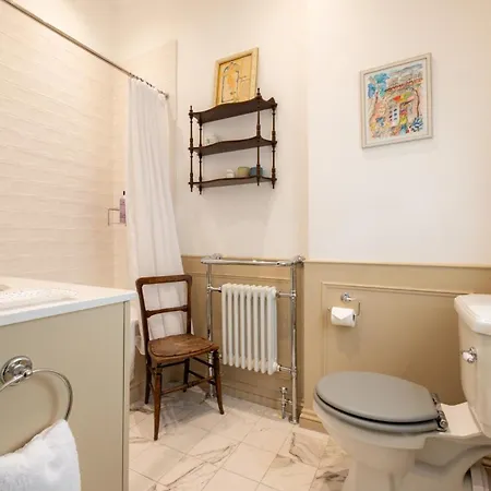 Traditional Treasure - 3 Bedroom By Hyde Park