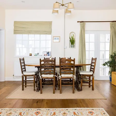 Traditional Treasure - 3 Bedroom By Hyde Park London