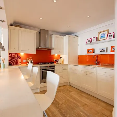 A Royal - Stylish 2 Bedroom In Kensington Apartment
