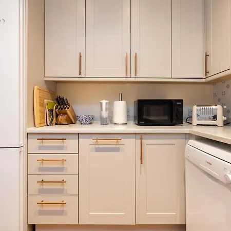 Traditional Treasure - 3 Bedroom By Hyde Park