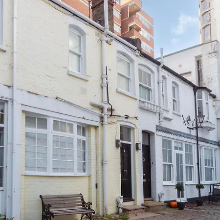 Traditional Treasure - 3 Bedroom By Hyde Park Apartment