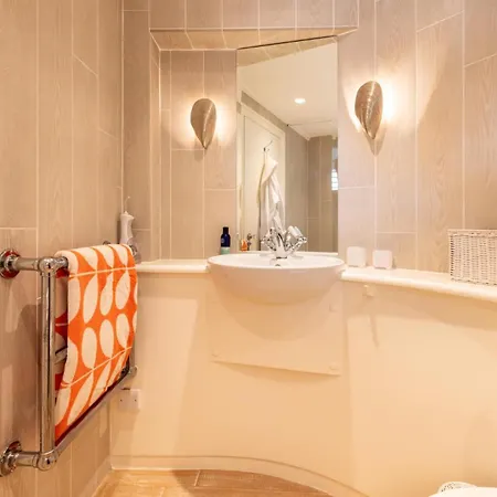 A Royal - Stylish 2 Bedroom In Kensington Apartment *