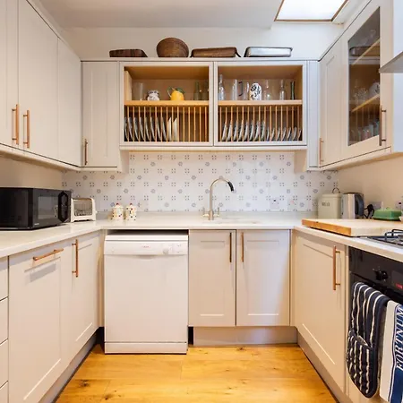 Traditional Treasure - 3 Bedroom By Hyde Park Apartment