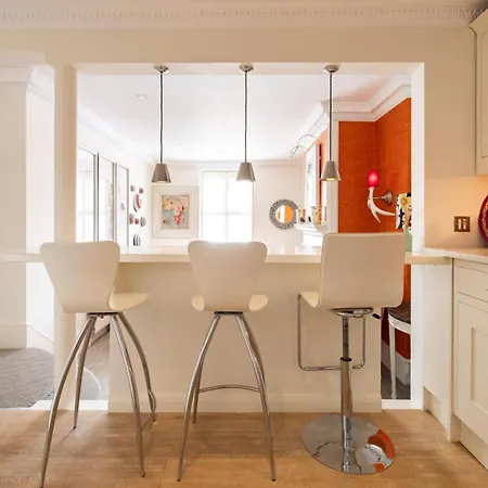 A Royal - Stylish 2 Bedroom In Kensington Apartment *