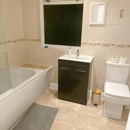 Stunning 5 Bed House With Pool Table And Off Street Parking * Welling