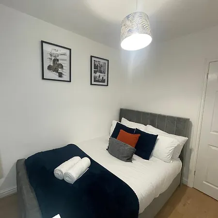 Stunning 5 Bed House With Pool Table And Off Street Parking