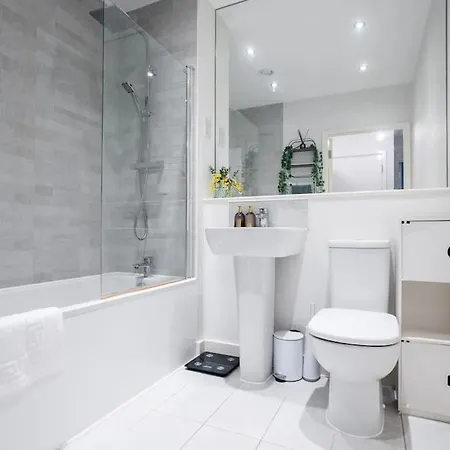 Beautiful & Contemporary Queensbury Retreat Apartment