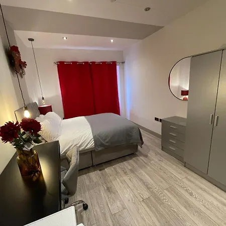 Letzi Private En-suite Near Wembley *