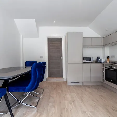Beautiful New Semi-detached 3 Bedroom House Wgarden * Brentford