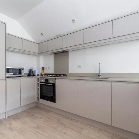 Holiday home Beautiful New Semi-detached 3 Bedroom House Wgarden Brentford