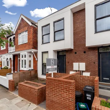 Beautiful New Semi-detached 3 Bedroom House Wgarden