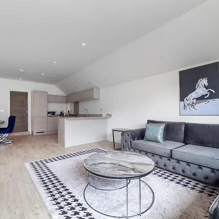 Holiday home Beautiful New Semi-detached 3 Bedroom House Wgarden