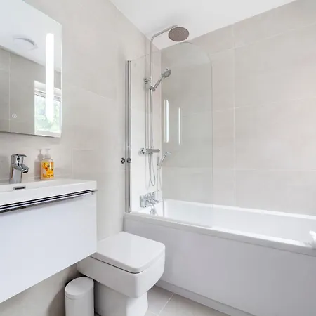 Beautiful New Semi-detached 3 Bedroom House Wgarden Holiday home *