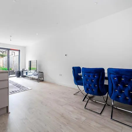 Holiday home Beautiful New Semi-detached 3 Bedroom House Wgarden *