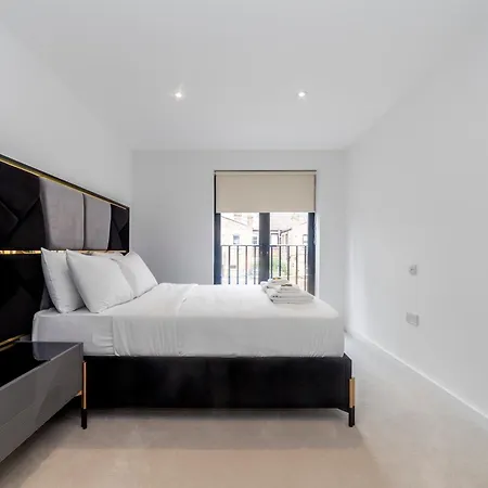 Beautiful New Semi-detached 3 Bedroom House Wgarden Brentford