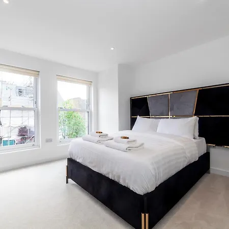 Holiday home Beautiful New Semi-detached 3 Bedroom House Wgarden Brentford