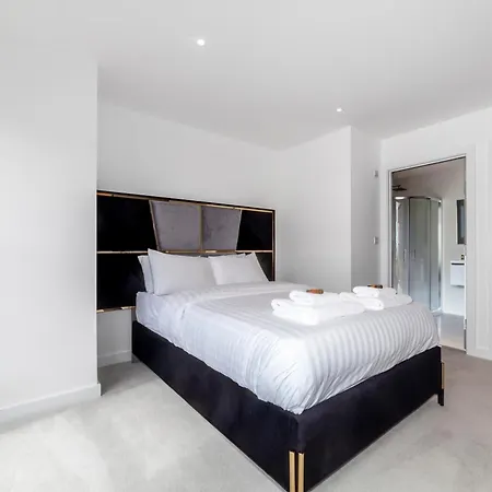 Holiday home Beautiful New Semi-detached 3 Bedroom House Wgarden