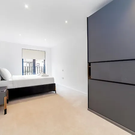 Beautiful New Semi-detached 3 Bedroom House Wgarden