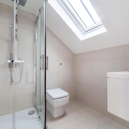 Beautiful New Semi-detached 3 Bedroom House Wgarden * Brentford
