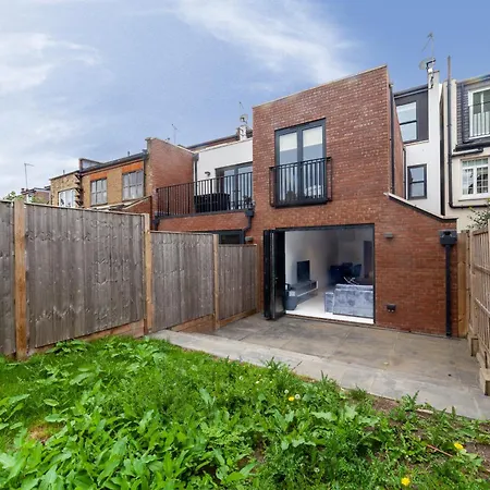 Beautiful New Semi-detached 3 Bedroom House Wgarden Brentford