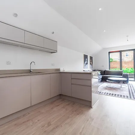 Beautiful New Semi-detached 3 Bedroom House Wgarden Holiday home