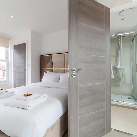 Beautiful New Semi-detached 3 Bedroom House Wgarden * Brentford