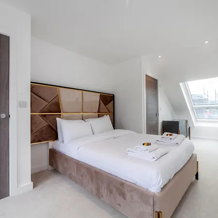 Beautiful New Semi-detached 3 Bedroom House Wgarden * Brentford