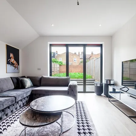 Beautiful New Semi-detached 3 Bedroom House Wgarden Holiday home Brentford