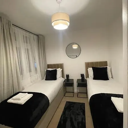 Elegant Cosy In Wembley 8 Max + Driveway Apartment *