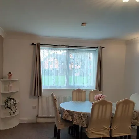 Cosy And Modern Two Bedroom Flat Near Heathrow *