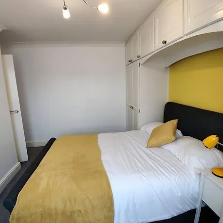 Cosy And Modern Two Bedroom Flat Near Heathrow Hayes (Greater London)