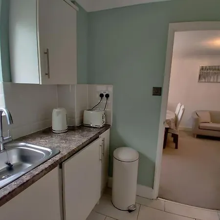 Cosy And Modern Two Bedroom Flat Near Heathrow *