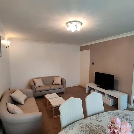 Cosy And Modern Two Bedroom Flat Near Heathrow Apartment Hayes (Greater London)
