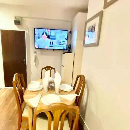 Apartment Entire One Bedroom Flat In Central