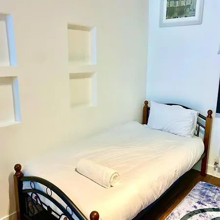 Entire One Bedroom Flat In Central Apartment
