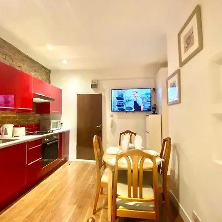 Entire One Bedroom Flat In Central Apartment *