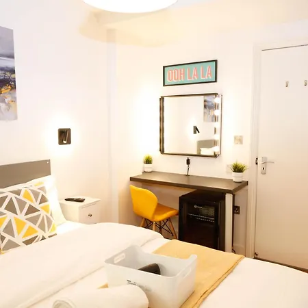 New Luxury In The Heart Of Next To Shops, Cafes, Bars & Metro With Shared Bathrooms Homestay London