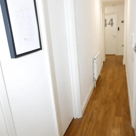 New Luxury In The Heart Of Next To Shops, Cafes, Bars & Metro With Shared Bathrooms Homestay