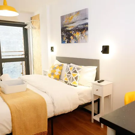New Luxury In The Heart Of Next To Shops, Cafes, Bars & Metro With Shared Bathrooms Homestay *