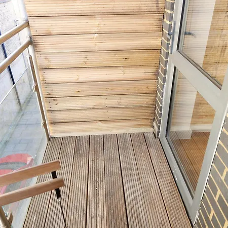 Homestay New Luxury In The Heart Of Next To Shops, Cafes, Bars & Metro With Shared Bathrooms *
