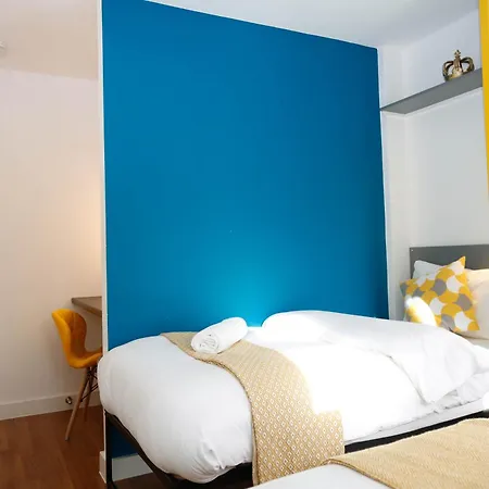New Luxury In The Heart Of Next To Shops, Cafes, Bars & Metro With Shared Bathrooms Homestay *